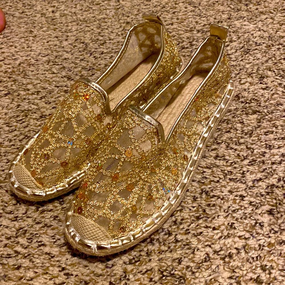 New, beachy shoes size 8, boutique